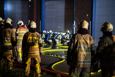 911065 Afbeelding van het blussen van de brand in het bedrijvenverzamelgebouw CAB-Rondom (Cartesiusweg 90, voormalig ...